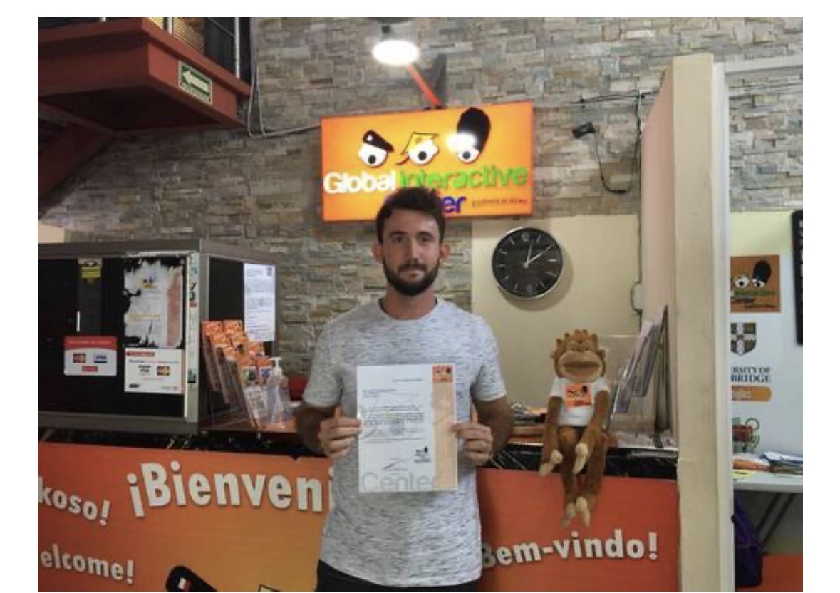 Alumno joven de Global Interactive Center en un evento internacional